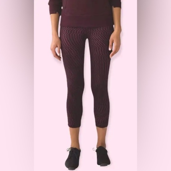 Lululemon maroon geometric print wonder under leggings crop red black US6 - Picture 4 of 13